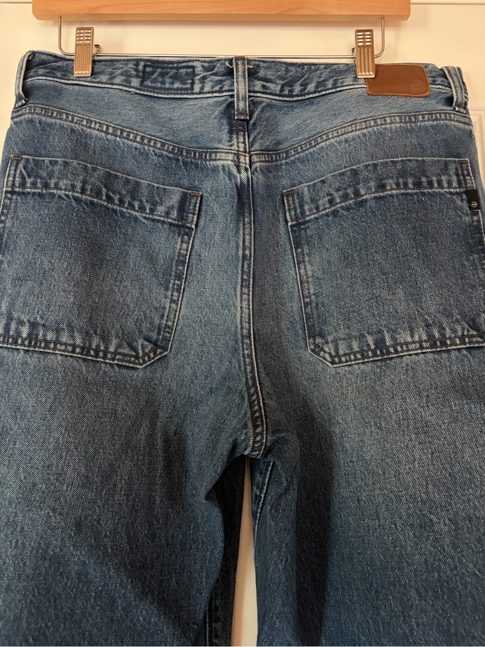 AG Adriano Goldschmied Barrel High-Rise cuffed Jeans in Medium Blue - Picture 7 of 10